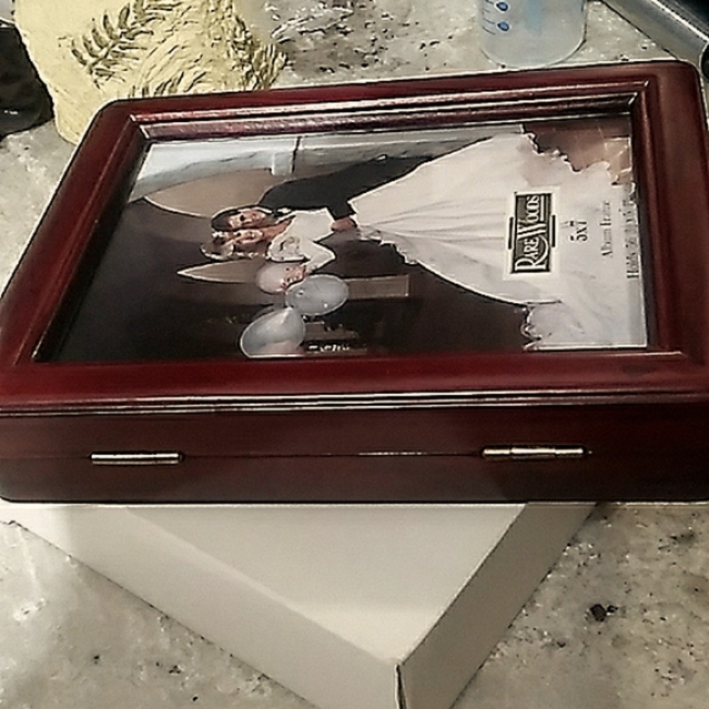 5×7. Beautiful Photo keepsake box..w/secure latch.